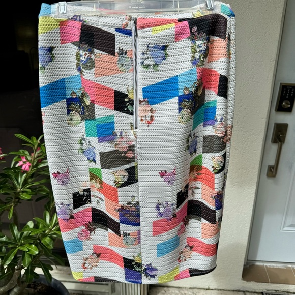 BAR III: NWT.Straight, lined Skirt w/Geometric Shape. Manilla. White Com… - Picture 2 of 6